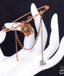 Broche épingle artisanale Ulicia en cuivre électro-formé avec feuille de vigne et perles de labradorite naturelle.