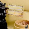 Sachet d'encens rituel Voile d'Hécate avec plantes séchées et résines de protection posé près d'une statuette.