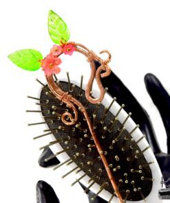 Sublimez vos coiffures avec l'épingle Yulia. Une fourche artisanale en cuivre unique, inspirée par la légende de Raiponce. Apportez une touche de magie bohème.