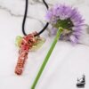Pendentif artisanal en cuivre avec fleurs en acrylique, conçu pour insérer une fleur naturelle fraîche à tige épaisse, par Le Trésor des Korriganes.