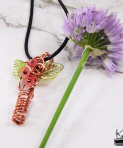 Pendentif artisanal en cuivre avec fleurs en acrylique, conçu pour insérer une fleur naturelle fraîche à tige épaisse, par Le Trésor des Korriganes.