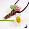Pendentif artisanal en cuivre avec fleur décorative, conçu pour porter une fleur naturelle, créé par Le Trésor des Korriganes.