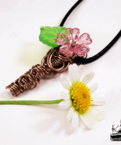 Pendentif artisanal en cuivre avec fleur décorative, conçu pour porter une fleur naturelle, créé par Le Trésor des Korriganes.