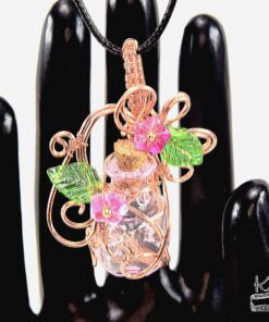 Pendentif artisanal Ophel en cuivre wire wrapped avec fiole en verre et fleurs, création magique unique par Le Trésor des Korriganes.
