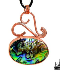 Pendentif artisanal en pierre d'Haliotis (abalone) sertie de cuivre naturel, design unique inspiré de la nature et des légendes anciennes.