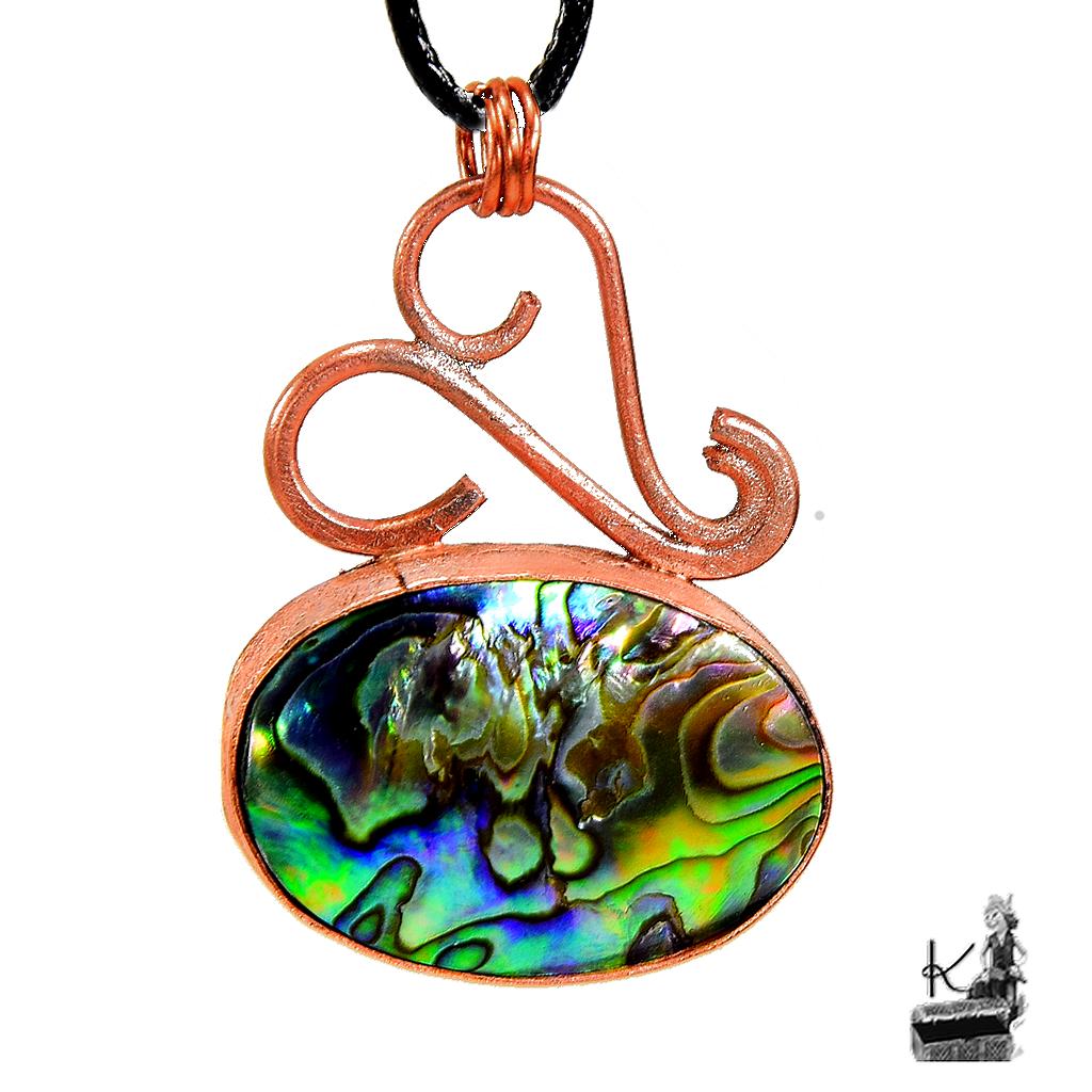 Pendentif artisanal en pierre d'Haliotis (abalone) sertie de cuivre naturel, design unique inspiré de la nature et des légendes anciennes.