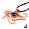Pendentif ésotérique Œil de Râ artisanal en cuivre naturel avec pierre de labradorite aux reflets irisés.