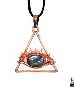 Pendentif artisanal Œil de la Providence en cuivre tressé avec pierre labradorite centrale.