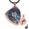 Pendentif Splash unique en shattuckite bleue sertie de cuivre naturel, design artisanal inspiré de la nature et de la magie.