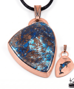 Pendentif Splash unique en shattuckite bleue sertie de cuivre naturel, design artisanal inspiré de la nature et de la magie.