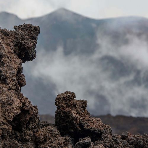 Pierre de lave naturelle noire aux alvéoles caractéristiques du basalte volcanique.