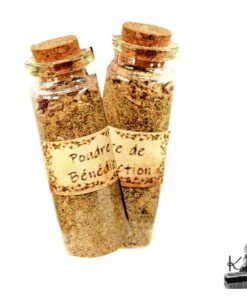 Fiole de poudre de bénédiction artisanale à base de résines et herbes sacrées pour rituels de protection et purification.