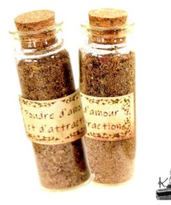 Fiole de poudre d'amour et d'attraction artisanale composée de pétales de rose et d'herbes naturelles pour rituel de sorcellerie positive.