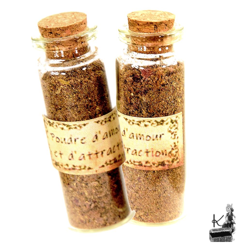 Fiole de poudre d'amour et d'attraction artisanale composée de pétales de rose et d'herbes naturelles pour rituel de sorcellerie positive.