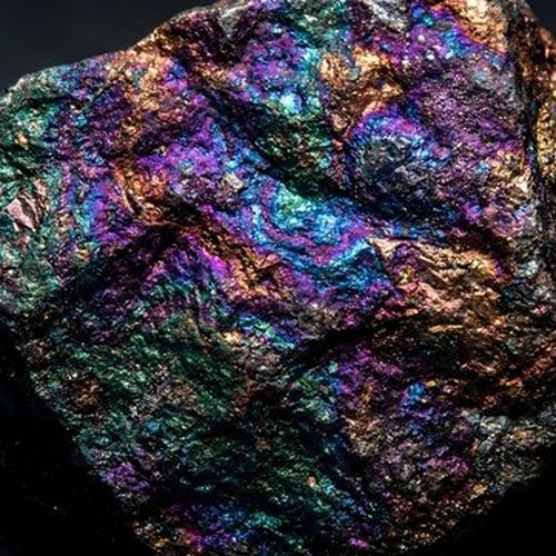 Spécimen de bornite naturelle présentant des reflets irisés multicolores (minerai de paon).