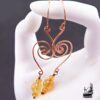 Boucles d'oreilles artisanales Kea en cuivre martelé ornées de pierres de citrine et perles en cristal tchèque.