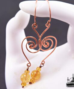 Boucles d'oreilles artisanales Kea en cuivre martelé ornées de pierres de citrine et perles en cristal tchèque.