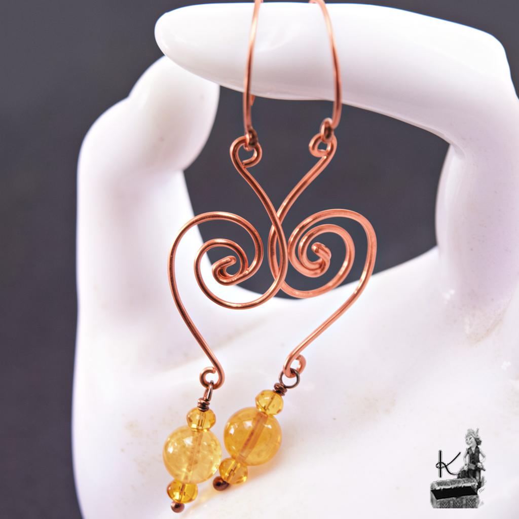 Boucles d'oreilles artisanales Kea en cuivre martelé ornées de pierres de citrine et perles en cristal tchèque.