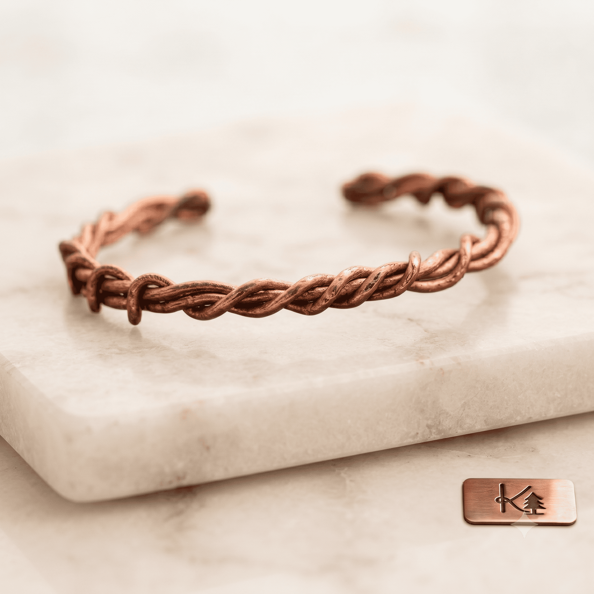 Bracelet Adelia, bijou protecteur en cuivre naturel tressé, création artisanale Le Trésor des Korriganes.