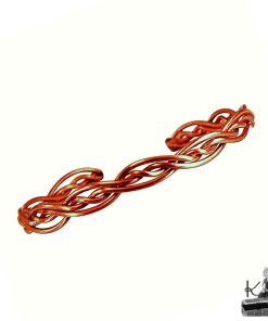 Bracelet jonc artisanal Kaou en cuivre tressé à 3 brins, design unique et rustique.