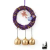 Suspension Witch Bells Sabrina en rotin avec rubans violets, cloches et fiole de sortilège pour la protection de la maison.