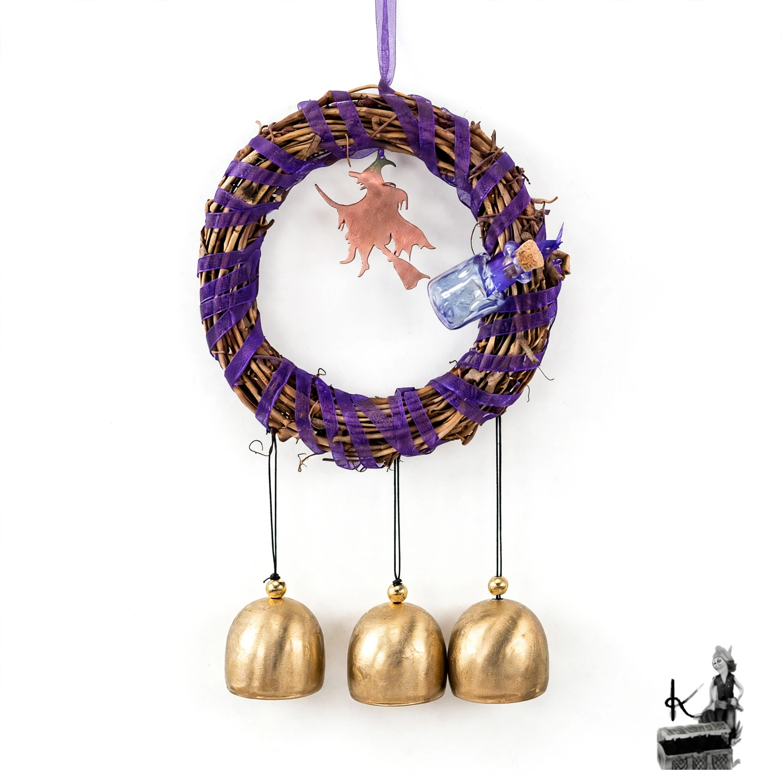 Suspension Witch Bells Sabrina en rotin avec rubans violets, cloches et fiole de sortilège pour la protection de la maison.
