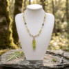 Collier artisanal Brynn en cuivre, pendentif en préhnite, perles de citrine, agate et jade, bijou unique de lithothérapie solaire.