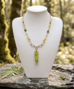 Collier artisanal Brynn en cuivre, pendentif en préhnite, perles de citrine, agate et jade, bijou unique de lithothérapie solaire.
