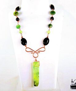 Collier artisanal Halory en cuivre avec pendentif en préhnite, perles d'agate et onyx, bijou de protection unique.