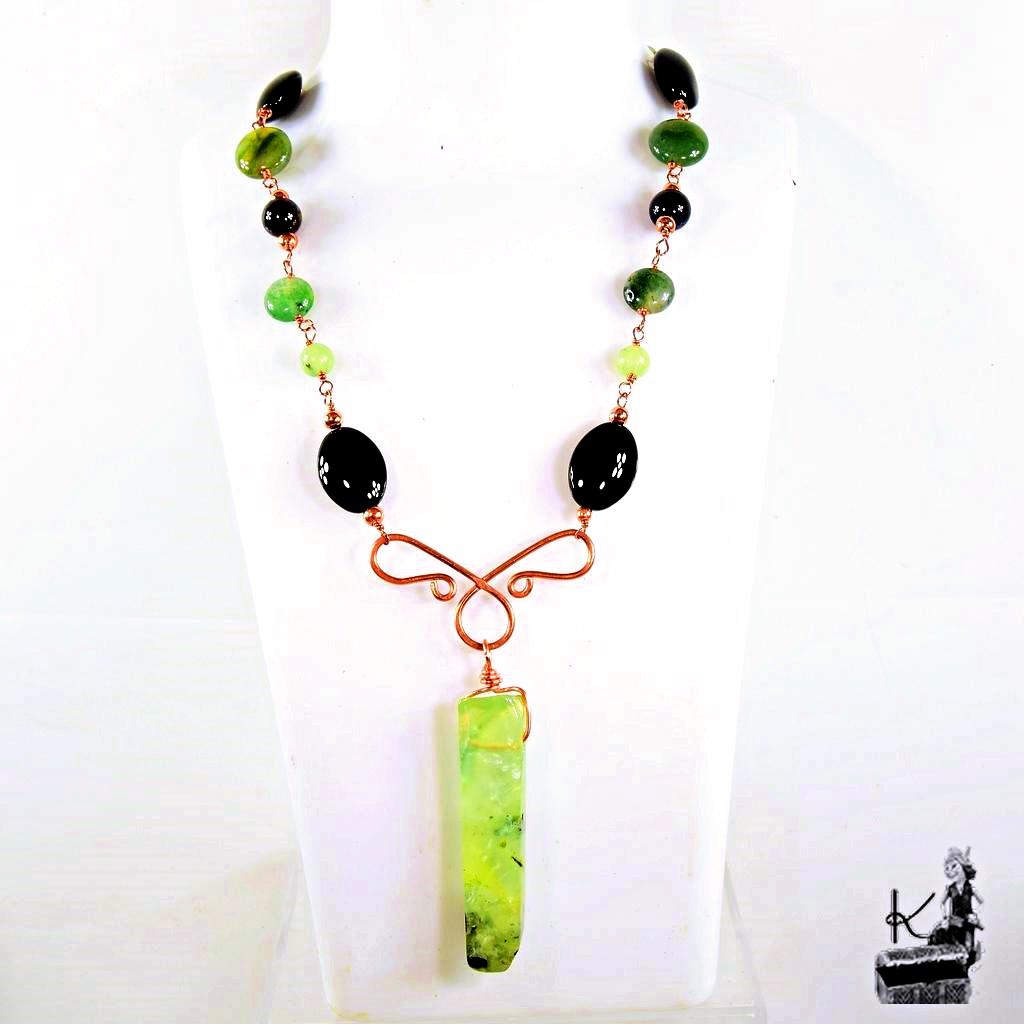 Collier artisanal Halory en cuivre avec pendentif en préhnite, perles d'agate et onyx, bijou de protection unique.