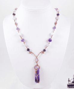 Collier artisanal Peran en cuivre avec pendentif en améthyste, perles en quartz rose et agate, bijou unique de lithothérapie.