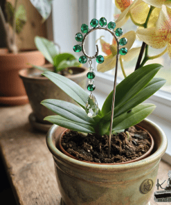 Mini tuteur pour plante Naria avec cristaux verts facettés en forme de goutte, attrape-soleil décoratif pour pot de fleurs intérieur.