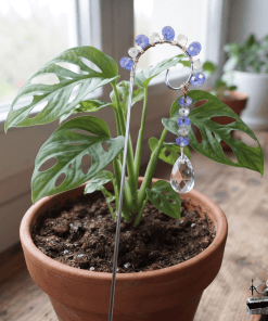 Mini tuteur pour plante Silia avec cristaux bleus et transparents en forme de goutte, attrape-soleil décoratif pour pot de fleurs intérieur.