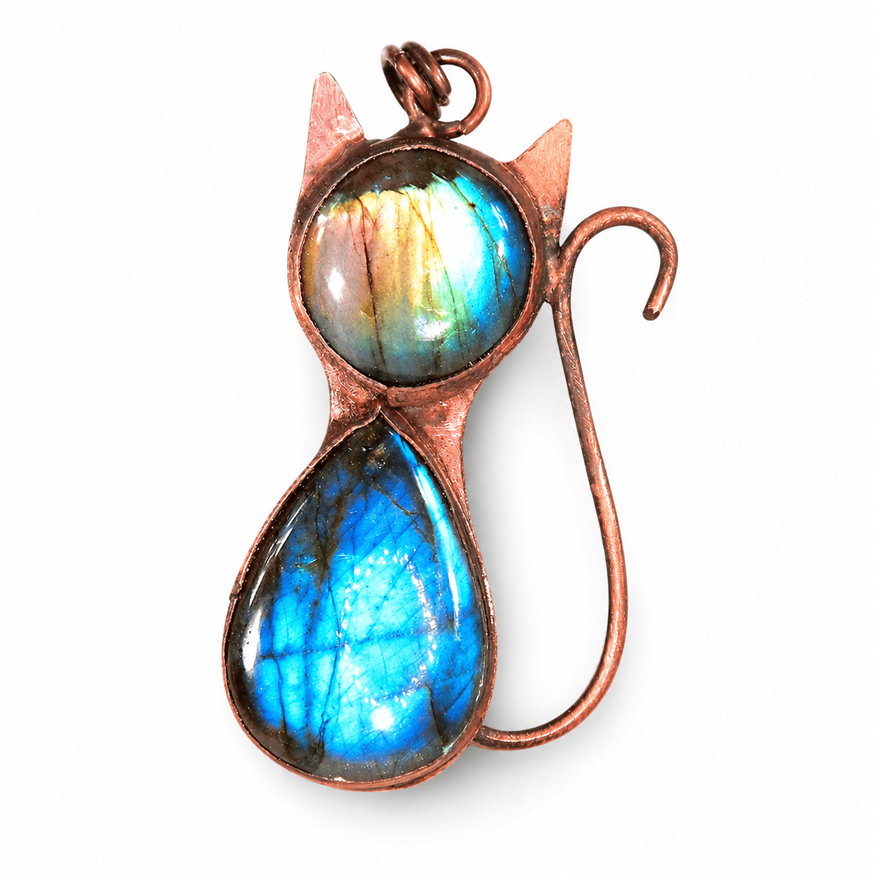 Pendentif artisanal chat Félix en cuivre naturel avec labradorite bleue et cabochons en cuivre (6.5 x 3.3 cm).