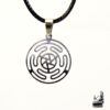 Pendentif Roue d’Hécate en acier inoxydable représentant le symbole ésotérique du Strophalos pour la protection spirituelle et la magie.