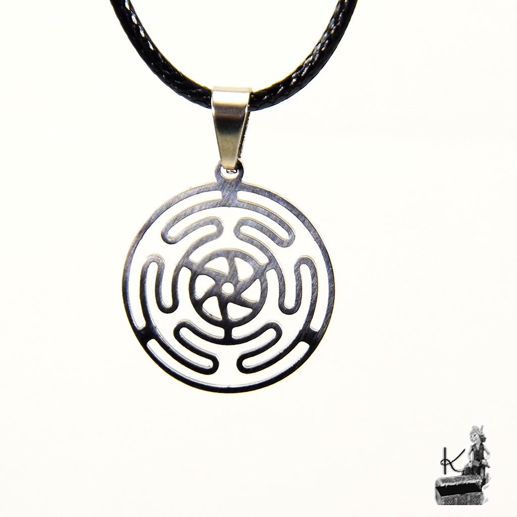 Pendentif Roue d’Hécate en acier inoxydable représentant le symbole ésotérique du Strophalos pour la protection spirituelle et la magie.