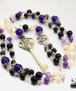 Rosaire magique d'Hécate en pierres naturelles avec clé argentée et pentacle pour rituels ésotériques et méditation sur un autel.