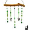 Suncatcher Freidun artisanal en bois flotté, perles de verre vert et breloques feuilles argentées, attrape-soleil feng shui.