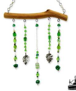 Suncatcher Freidun artisanal en bois flotté, perles de verre vert et breloques feuilles argentées, attrape-soleil feng shui.