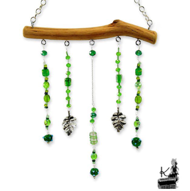 Suncatcher Freidun artisanal en bois flotté, perles de verre vert et breloques feuilles argentées, attrape-soleil feng shui.