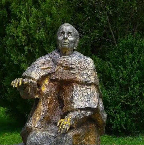 Illustration numérique de Baba Vanga entourée d'éléments symboliques et d'écrans numériques représentant la désinformation en ligne.