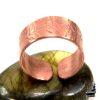 Bague ajustable Olwen en cuivre naturel martelé de 1 cm de large, création artisanale et unique de la boutique Le Trésor des Korriganes.