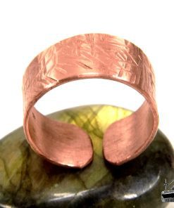 Bague ajustable Olwen en cuivre naturel martelé de 1 cm de large, création artisanale et unique de la boutique Le Trésor des Korriganes.
