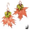 Boucles d'oreilles pendantes artisanales Aradia en cuivre avec de véritables feuilles d'érable électroformées et des perles de péridot.