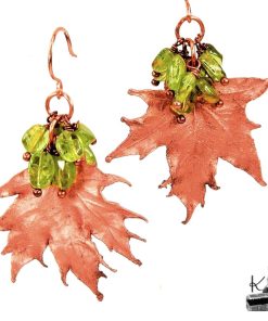 Boucles d'oreilles pendantes artisanales Aradia en cuivre avec de véritables feuilles d'érable électroformées et des perles de péridot.