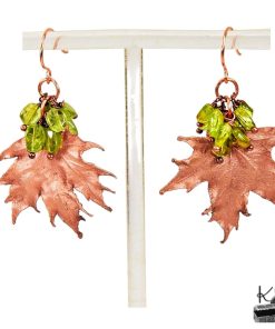 Alternative view of Boucles d'oreille Aradia - feuilles d'érable et péridot