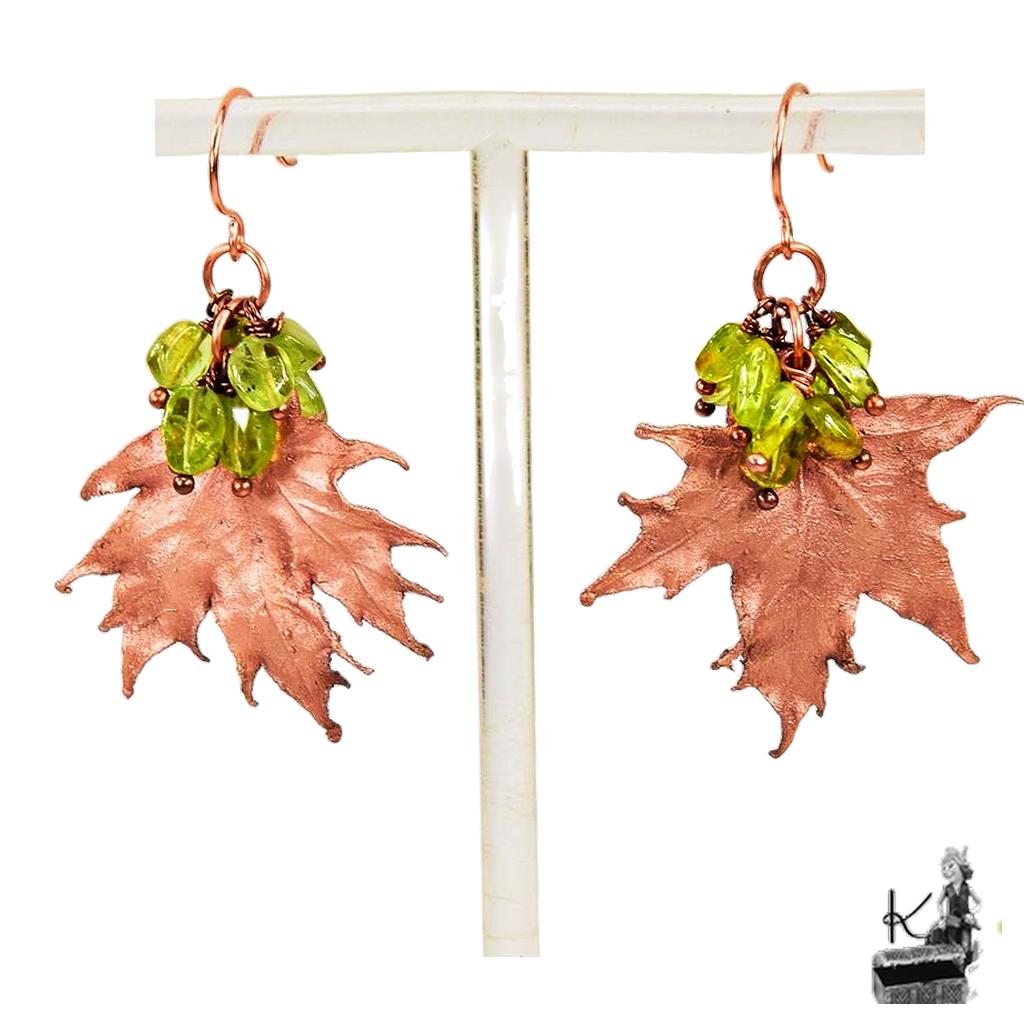 Boucles d'oreille Aradia - feuilles d'érable et péridot – Image 2