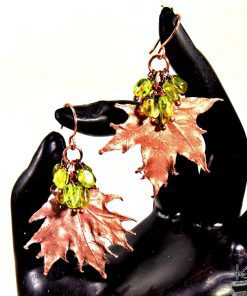 Boucles d'oreille Aradia - feuilles d'érable et péridot – Image 3
