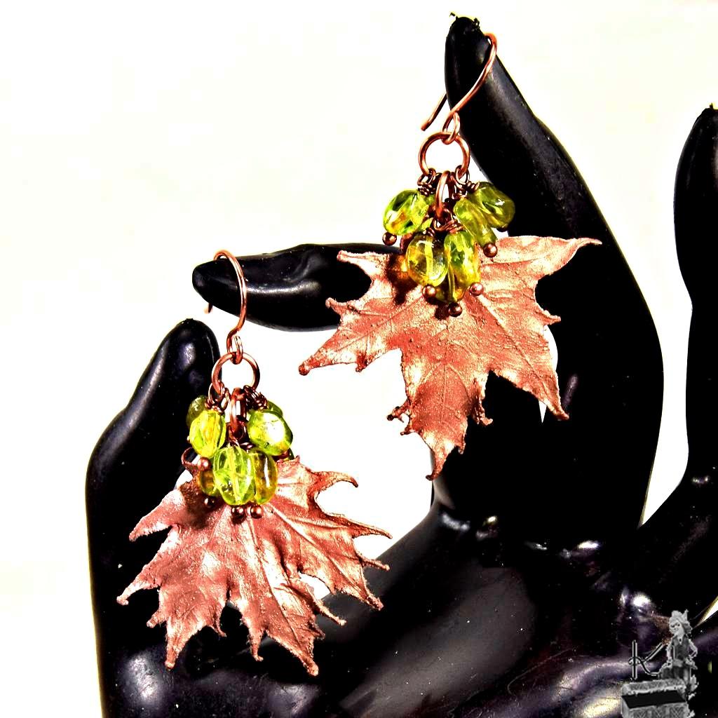 Boucles d'oreille Aradia - feuilles d'érable et péridot – Image 3