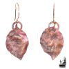 Paire de boucles d'oreilles pendantes "Neirin" du Trésor des Korriganes, fabriquées artisanalement en France à partir d'une véritable feuille de hêtre naturelle électroformée en cuivre patiné, d'une longueur de 6 cm.
